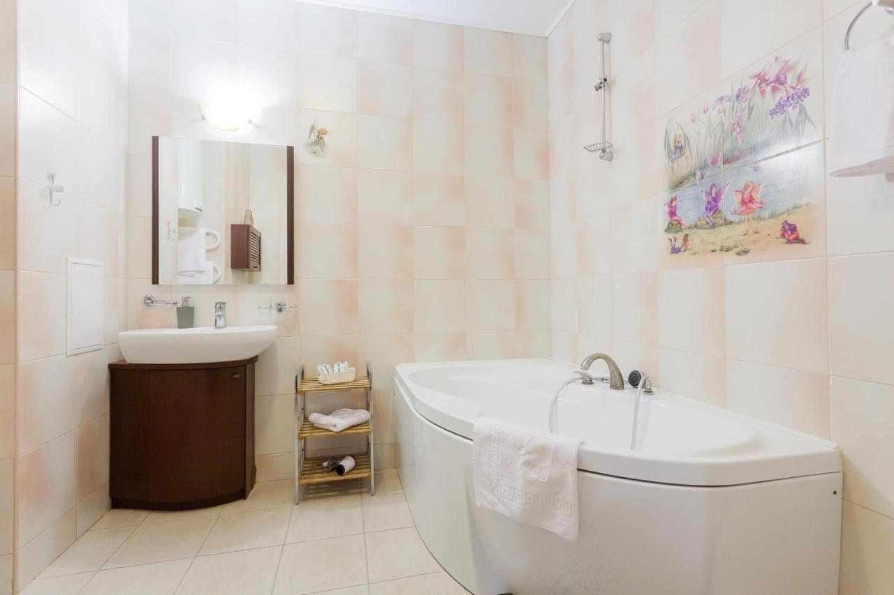 Navit Apartments With Breakfast, Near The Railway Station, The City Center, The Park 基輔 外观 照片